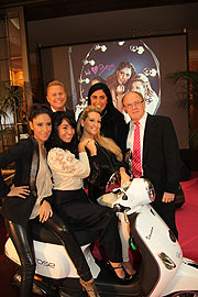 Monrose zusammen mit Denis Geyer, Marketingdirektor BeYu, Nagia El-Sayed Direktorin Unternehmenskommunikation und BeYu Firmengr&uuml;nder Helmut Baurecht (Foto: MartiN Schmitz)